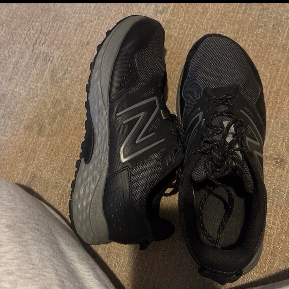 New Balance Men's Black and Gray Athletic Trainers